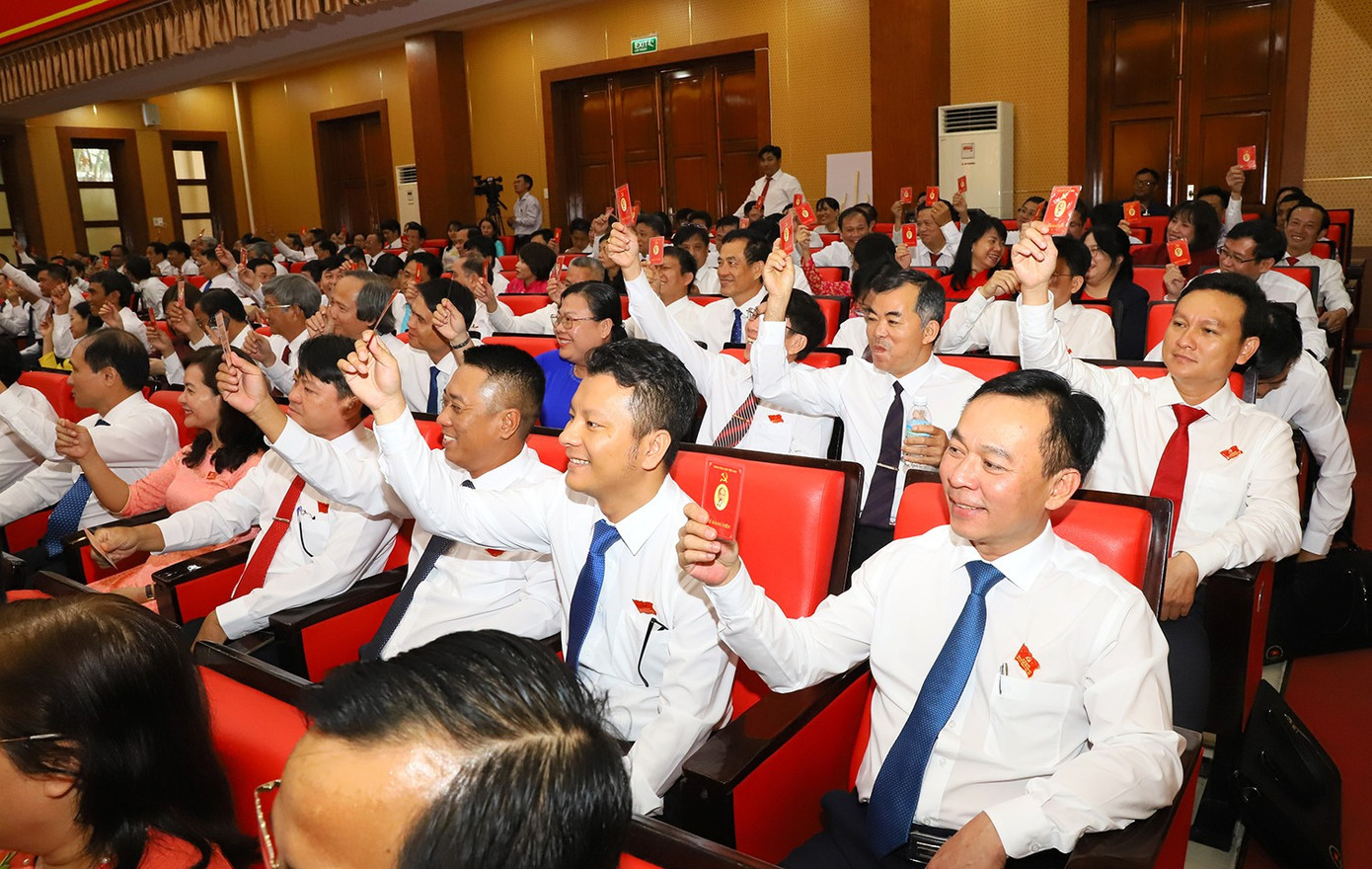 Đại biểu biểu quyết thông qua nghị quyết đại hội. bo-phieu.jpg