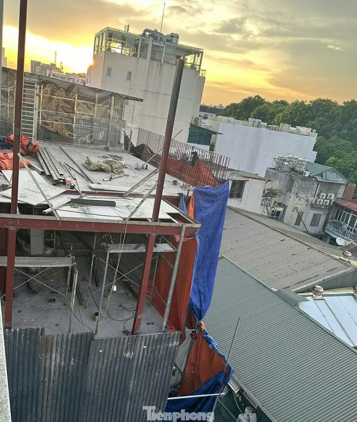 Xử phạt, ra thời hạn tháo dỡ công trình ngang nhiên chồng tầng sát Hồ Gươm- Ảnh 1. Xử phạt, ra thời hạn tháo dỡ công trình ngang nhiên chồng tầng sát Hồ Gươm- Ảnh 1.