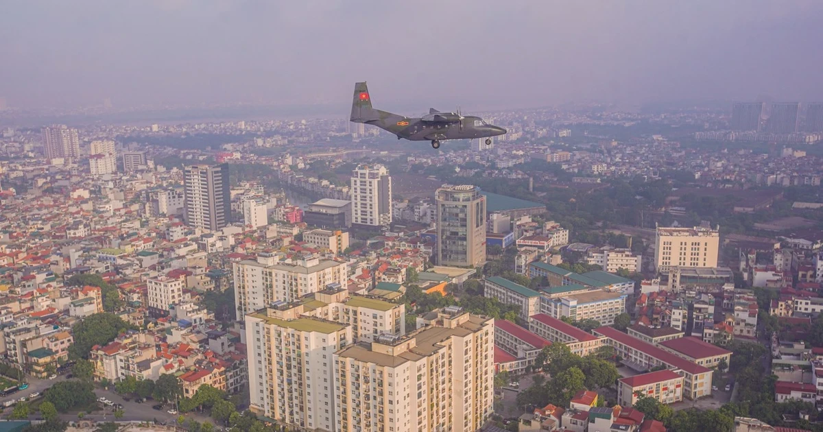 Biên đội Casa thao luyện đẹp mắt trên bầu trời Thủ đô