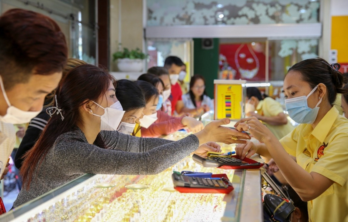 TS Nguyễn Trí Hiếu cảnh báo: Cơn sốt vàng tác động đến tâm lý lạm phát và gây áp lực tỷ giá