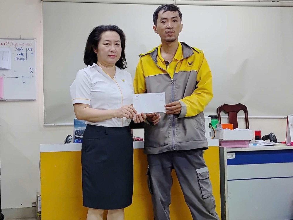 Shipper bất ngờ nhận được 165 triệu đồng trong tài khoản, liền báo ngay lãnh đạo công ty - ảnh 2