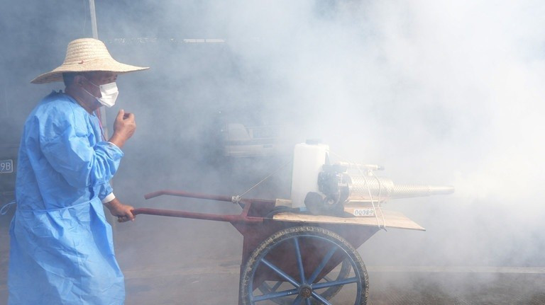 Một căn bệnh chưa có thuốc đặc trị đang lan rộng trên toàn cầu, láng giềng Việt Nam tái áp dụng biện pháp chống dịch thời Covid-19 - ảnh 1