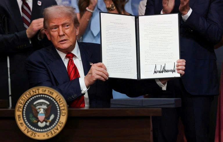 Ông Trump ký sắc lệnh trừng phạt các ngân hàng ‘chọn khách’, giới tiền số thắng lớn - ảnh 1