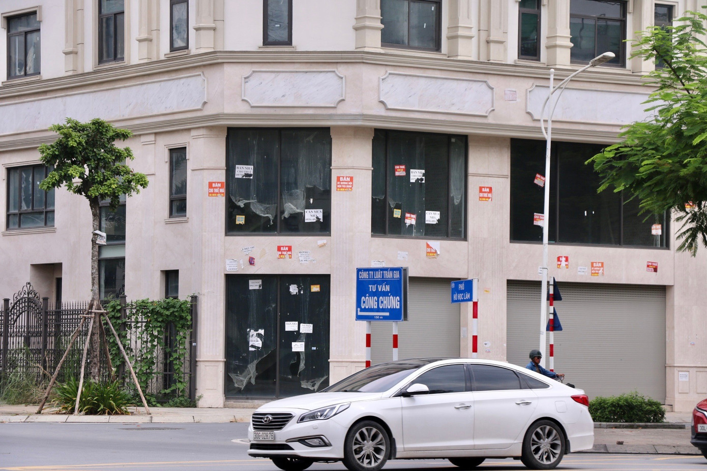 Hàng loạt căn shophouse với mặt tiền rộng, vị trí đắc địa bị bỏ trống. z6886687068651-f1cf39e0651d9bfd3b540cd25a758ae9.jpg