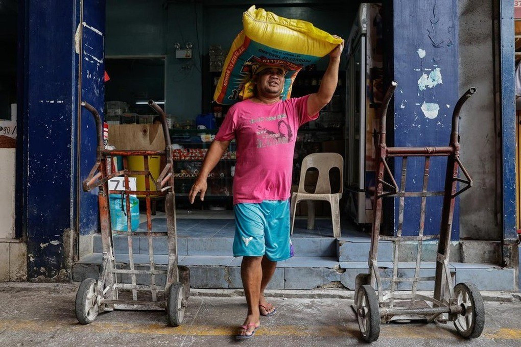 Philippines bất ngờ tuyên bố tạm ngừng nhập khẩu gạo. Ảnh: EPA. philippinesepajpg-1754520625344.jpg