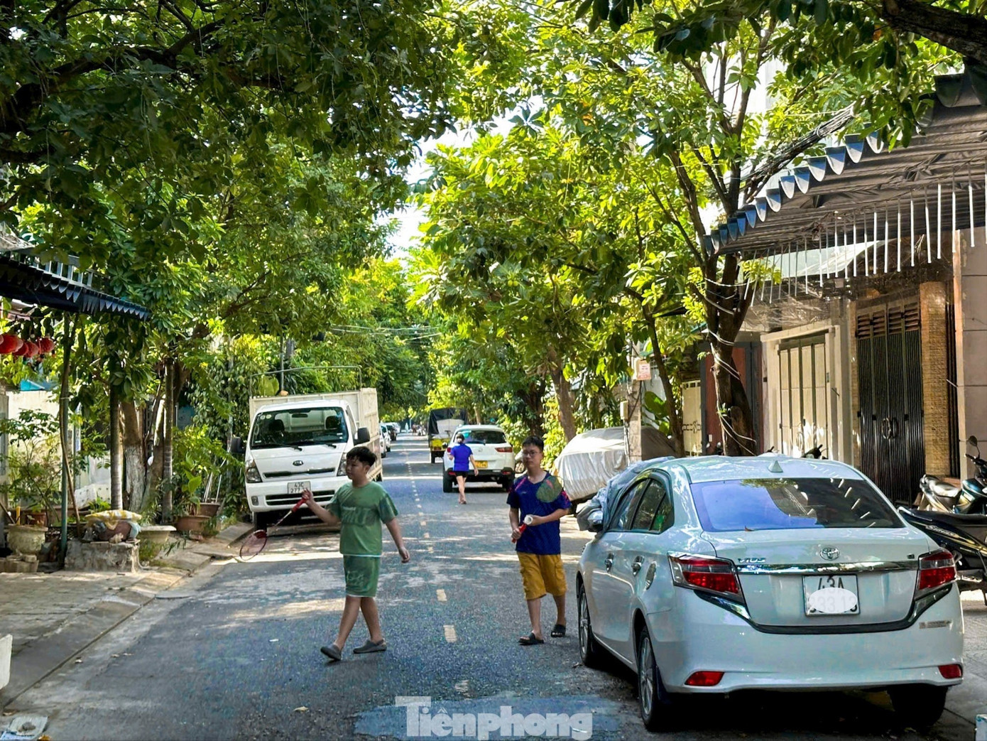Ông Ngô Ngọc Hậu - Chủ tịch UBND phường An Khê, cho biết phần lớn ô tô đậu trên các tuyến đường này thuộc sở hữu của các hộ dân trong khu vực. Do thiếu chỗ để xe, nhiều hộ đã tận dụng lòng, lề đường làm nơi đỗ. Theo ông Hậu, hiện các tuyến đường này chưa có biển báo cấm dừng, đỗ nên lực lượng chức năng chỉ có thể tuyên truyền, nhắc nhở, vận động người dân tránh đỗ xe tràn lan gây cản trở giao thông. Tuy vậy, chính quyền địa phương xác định đây là vấn đề cần sớm xử lý để đảm bảo an toàn giao thông và giữ gìn mỹ quan đô thị. chiemdunglongleduong11-1-3189.jpg