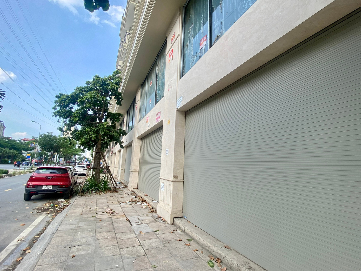 Nhiều căn mặt tiền vẫn đang trong tình trạng cửa đóng then cài. z6874186173239-a5f7da901020e25fad418b3143719412-1.jpg