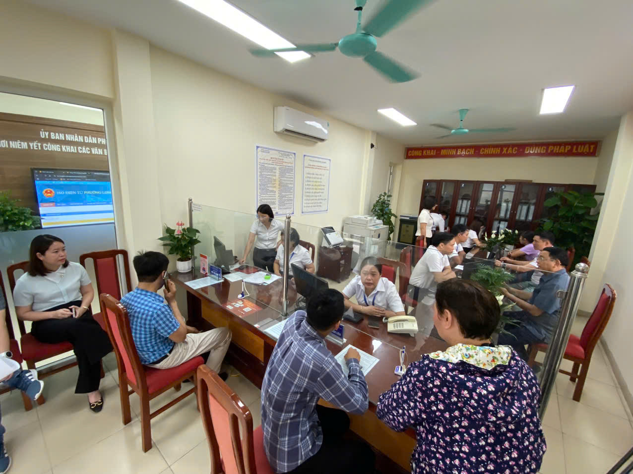 Người dân thực hiện thủ tục hành chính tại điểm phục vụ hành chính công trên địa bàn TP Hà Nội. Ảnh: TP. tienphong_lb13.jfif