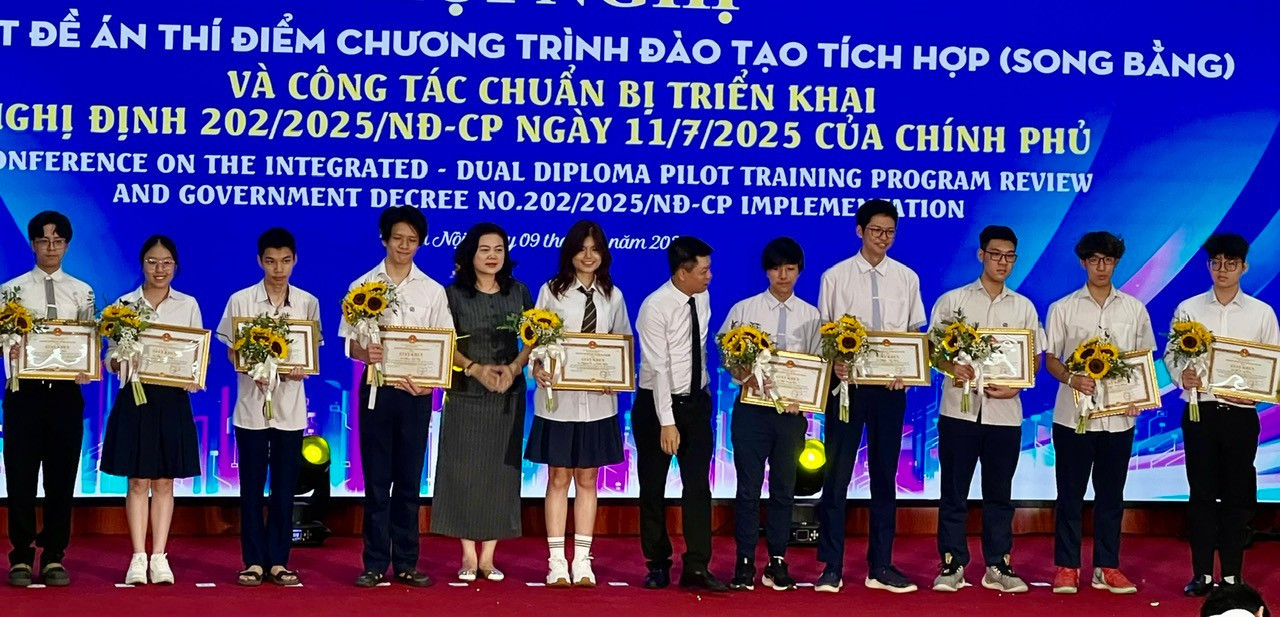 Khen thưởng học sinh các nhà trường. sbang.jpg