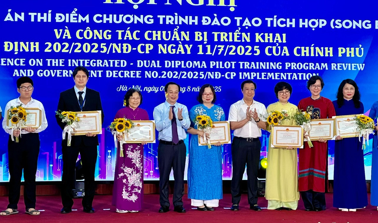 Lãnh đạo Sở GD&ĐT Hà Nội khen thưởng các cá nhân, tập thể có thành tích xuất sắc trong thời gian triển khai thí điểm chương trình. song-bang.jpg