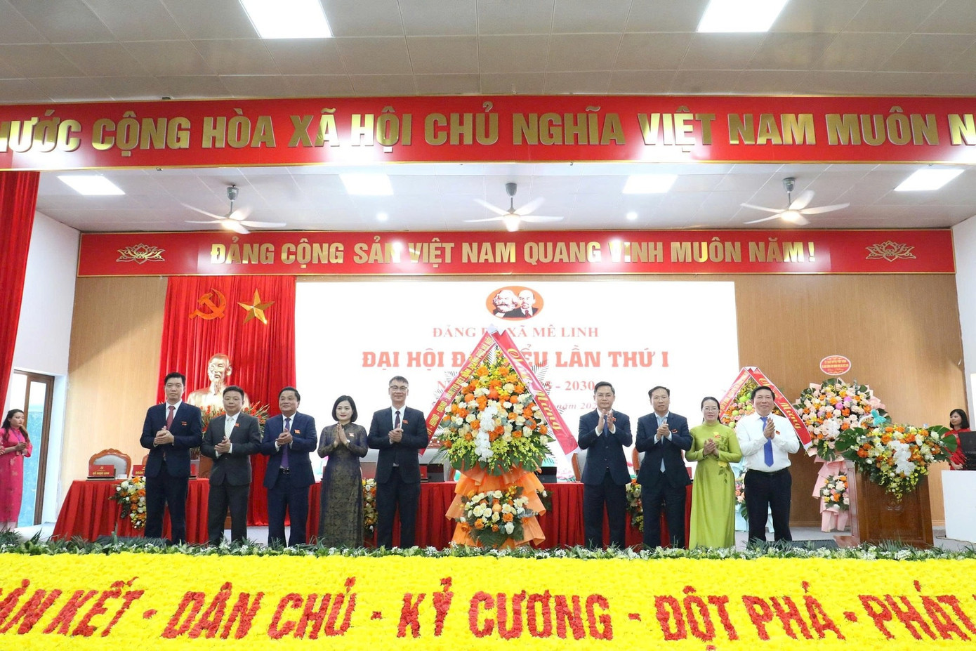 Lãnh đạo thành phố tặng hoa chúc mừng Đại hội Đảng bộ xã Mê Linh. Ảnh: Hoàng Sơn 4ml.jpg