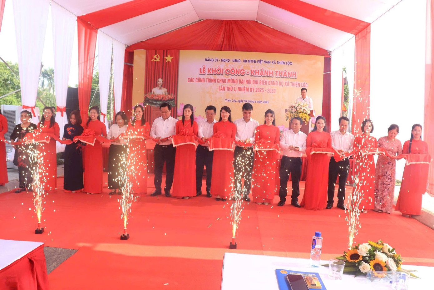 Các đại biểu cắt băng khánh thành dự án Đầu tư xây dựng tuyến đường nối từ đường Vân Nội - Kim Chung đến đường Hoàng Sa. thien-loc-1.jpg