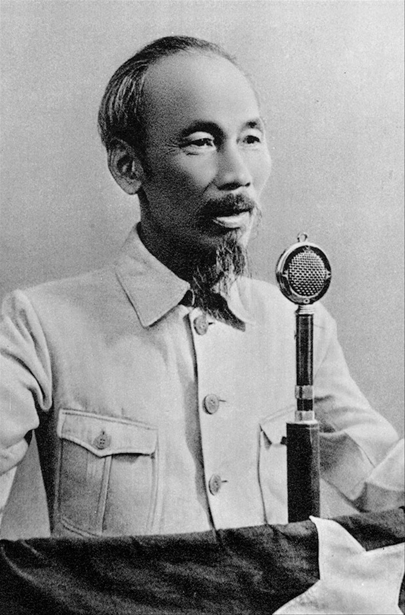 Chủ tịch Hồ Chí Minh đọc bản Tuyên ngôn Ðộc lập tại Quảng trường Ba Ðình ngày 2/9/1945 bac-ho-doc-tuyen-ngon.jpg