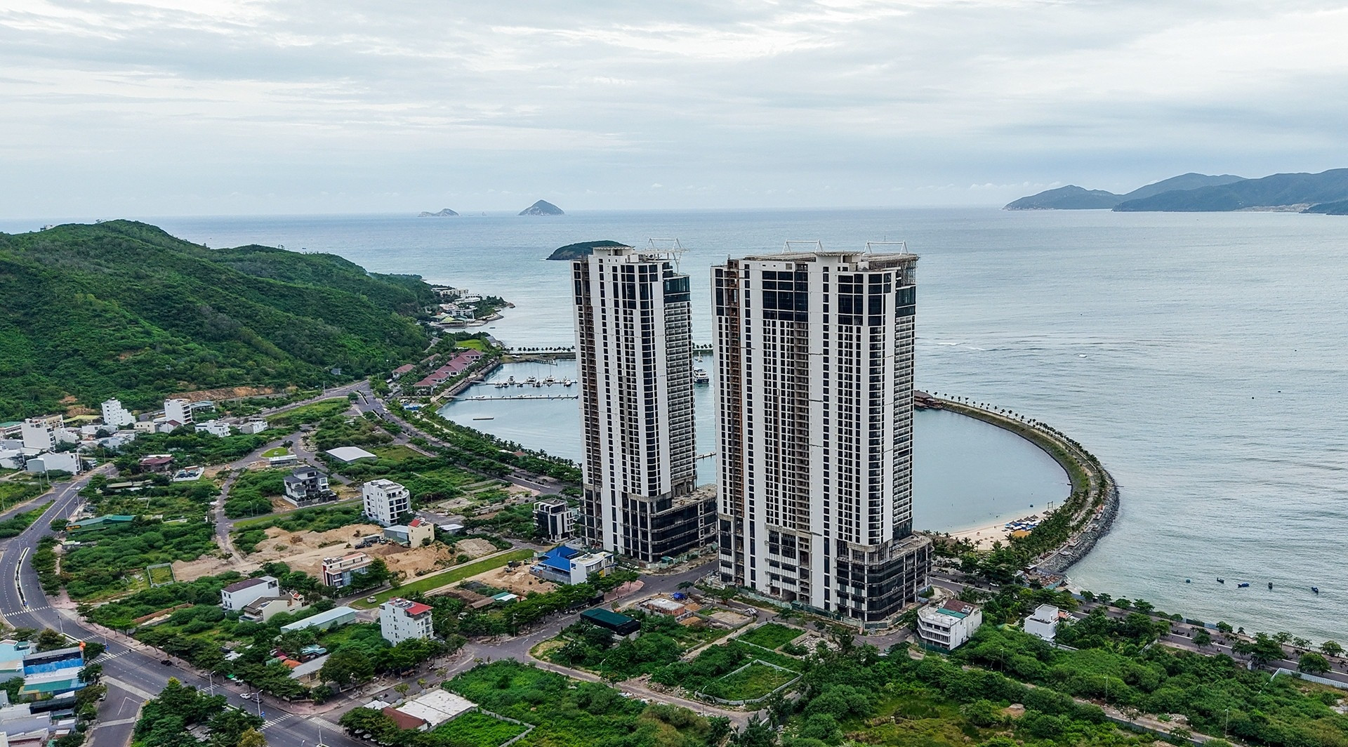 Siêu cao ốc bỏ hoang bên vịnh Nha Trang rơi vào vòng xoáy nợ nần- Ảnh 1. Siêu cao ốc bỏ hoang bên vịnh Nha Trang rơi vào vòng xoáy nợ nần- Ảnh 1.