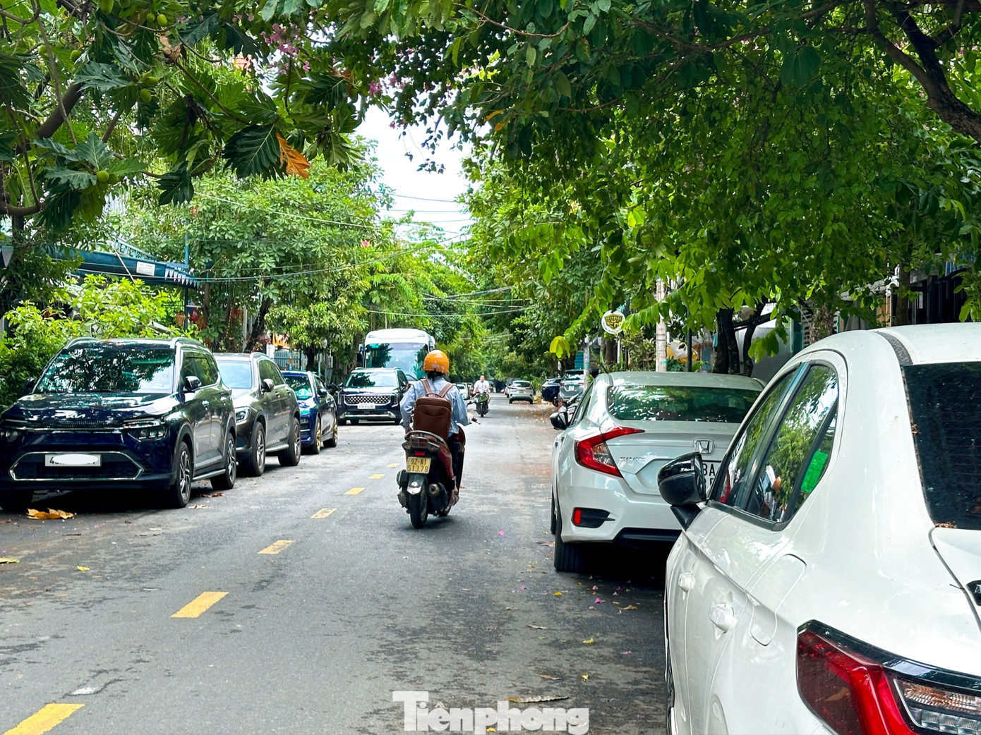 Ghi nhận của Tiền Phong, tại nhiều tuyến đường như Hồ Tương, Lý Triện, Đinh Núp, Nguyễn Xí, Lê Văn Thịnh...(TP Đà Nẵng), hàng loạt ô tô cá nhân ngang nhiên đỗ tràn lan trên vỉa hè và lòng đường. Nhiều đoạn đường hai chiều bị thu hẹp chỉ còn một làn di chuyển vì xe đỗ tràn cả ra lòng đường. tp-chiemdunglongleduong-4-2988.jpg