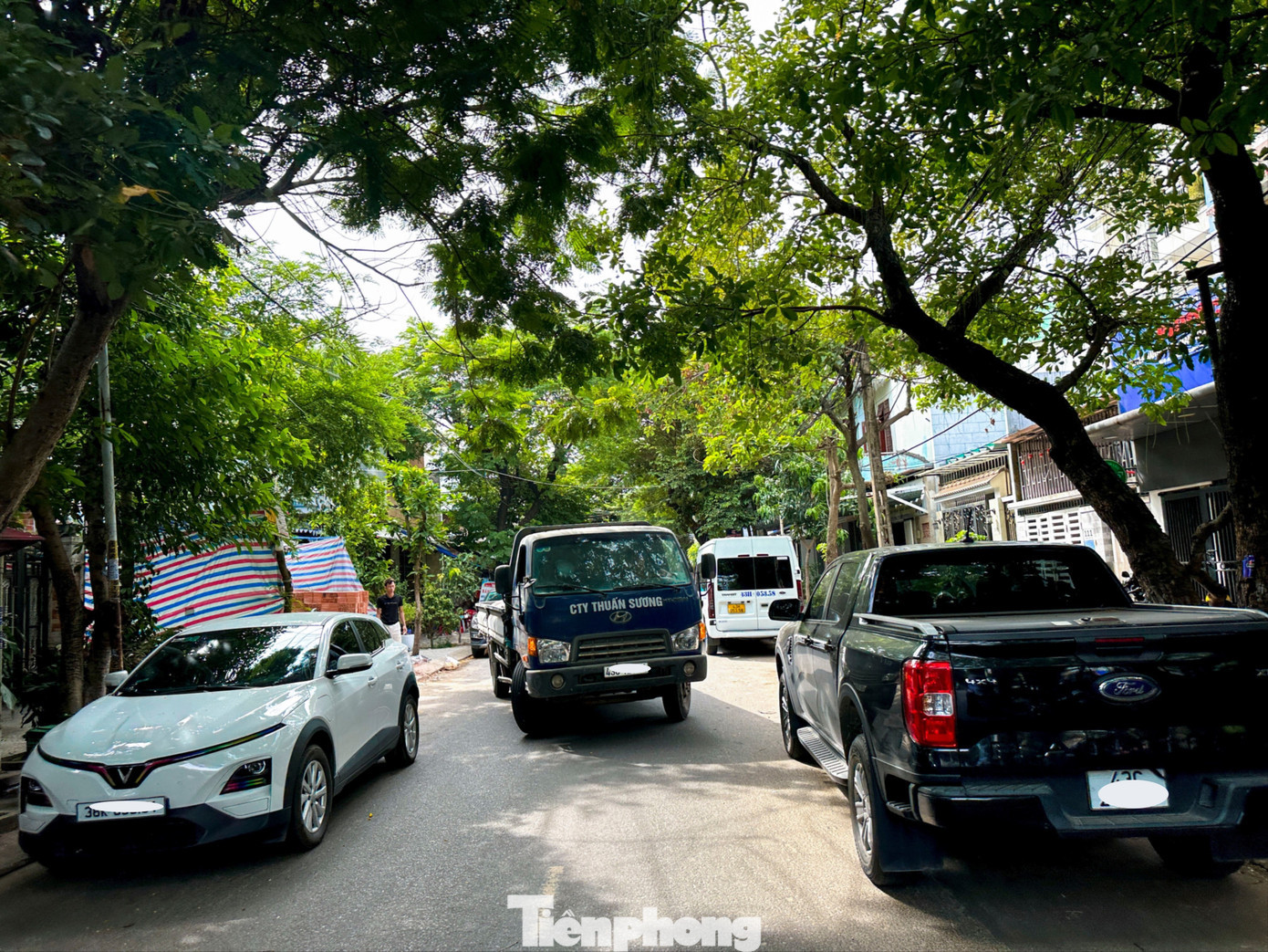 Nhiều xe đậu đỗ tràn lan dưới lòng đường khiến việc lưu thông của nhiều người gặp khó khăn. Anh Nguyễn Nhân (trú phường An Khê) cho biết: tp-chiemdunglongleduong-8-3758.jpg