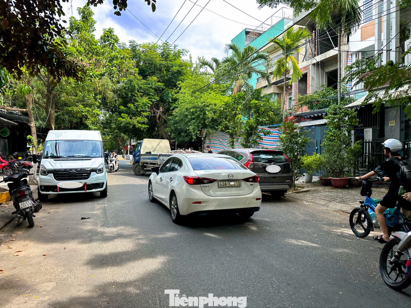 Tại nhiều đoạn đường, người đi xe máy phải dừng chờ vì xe ô tô tránh nhau, do lòng đường bị thu hẹp bởi xe đậu, đỗ sai quy định. tp-chiemdunglongleduong-10-7565.jpg