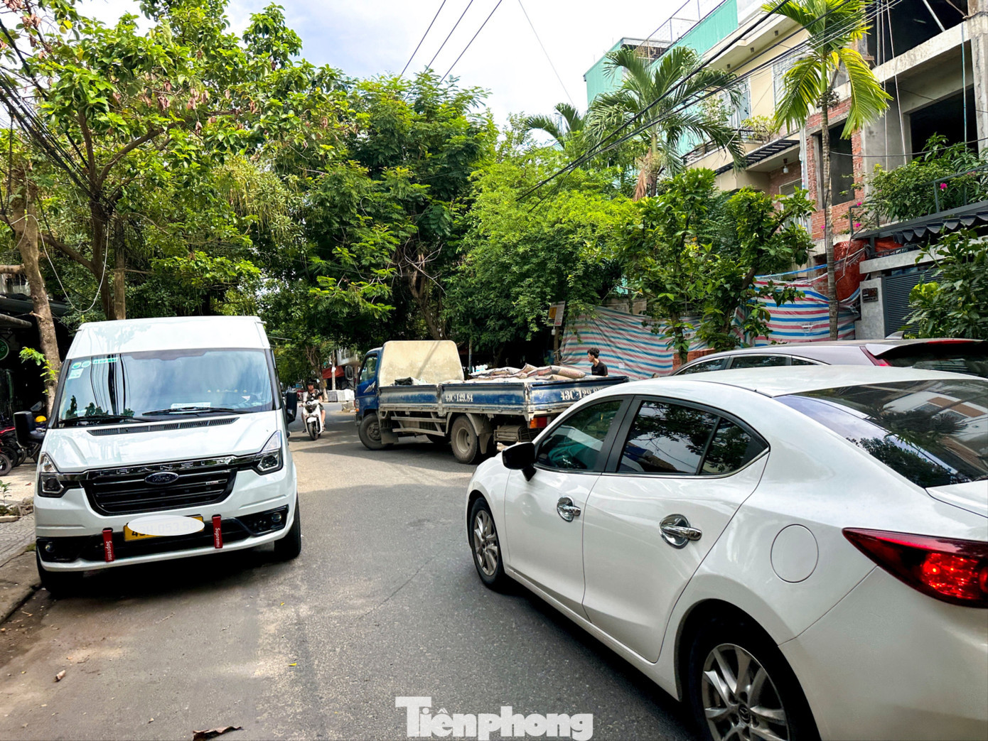 Xe đậu kín hai bên đường khiến việc lưu thông của các phương tiện gặp khó khăn. tp-chiemdunglongleduong-9-6254.jpg
