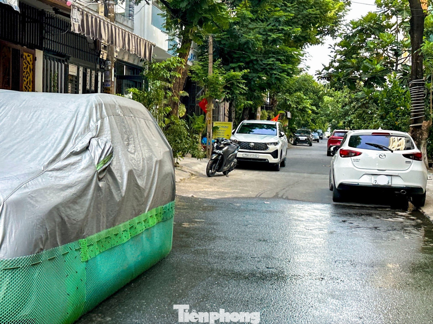 Anh Nhân cho biết thêm, nhiều tài xế đậu xe ngay trước cửa nhà dân hoặc tiệm kinh doanh mà không xin phép, khiến sinh hoạt và buôn bán bị ảnh hưởng. tp-chiemdunglongleduong-7-5968.jpg