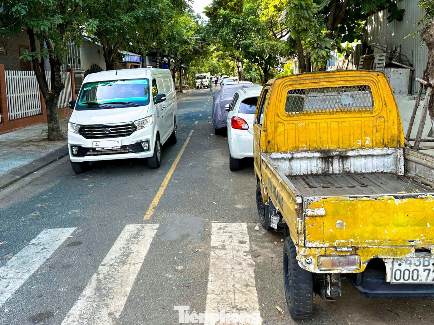 “Thời gian tới, phường sẽ phối hợp với các lực lượng chức năng, Đội Quy tắc đô thị tăng cường kiểm tra, xử lý nghiêm các trường hợp cố tình lấn chiếm vỉa hè hoặc đậu, đỗ sai quy định nhằm đảm bảo an toàn giao thông”, ông Hậu nói. tp-chiemdunglongleduong11-3180.jpg