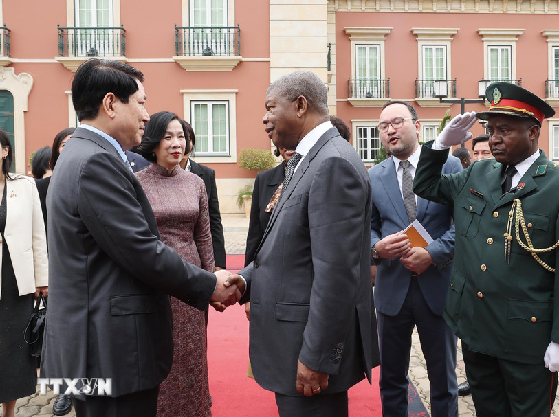 Tổng thống Angola João Manuel Gonçalves Lourenço và Phu nhân tiễn Chủ tịch nước Lương Cường và Phu nhân. Ảnh: TTXVN screen-shot-2025-08-09-at-81932-am.png