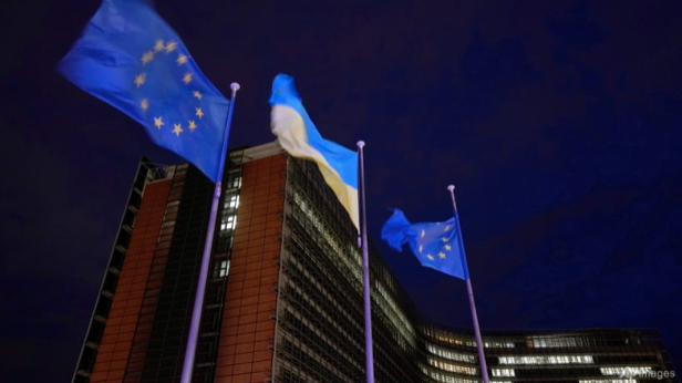 Cờ của Liên minh châu Âu (EU) và Ukraine trước trụ sở EU ngày 24/2. (Ảnh: AP) screen-shot-2025-08-10-at-73717-am.png