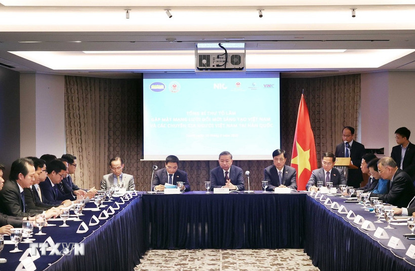 Tổng Bí thư Tô Lâm gặp các thành viên Mạng lưới đổi mới sáng tạo Việt Nam và các chuyên gia người Việt Nam tại Hàn Quốc. Ảnh TTXVN. screen-shot-2025-08-10-at-44821-pm.png