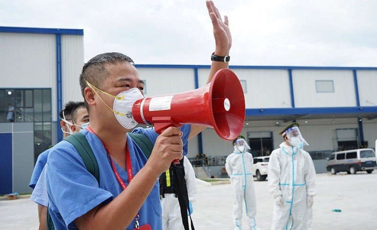 PGS.TS Nguyễn Lân Hiếu (cầm loa) thời điểm ở bệnh viện dã chiến hỗ trợ phòng, chống dịch COVID-19 tại Bình Dương bd11.jpg