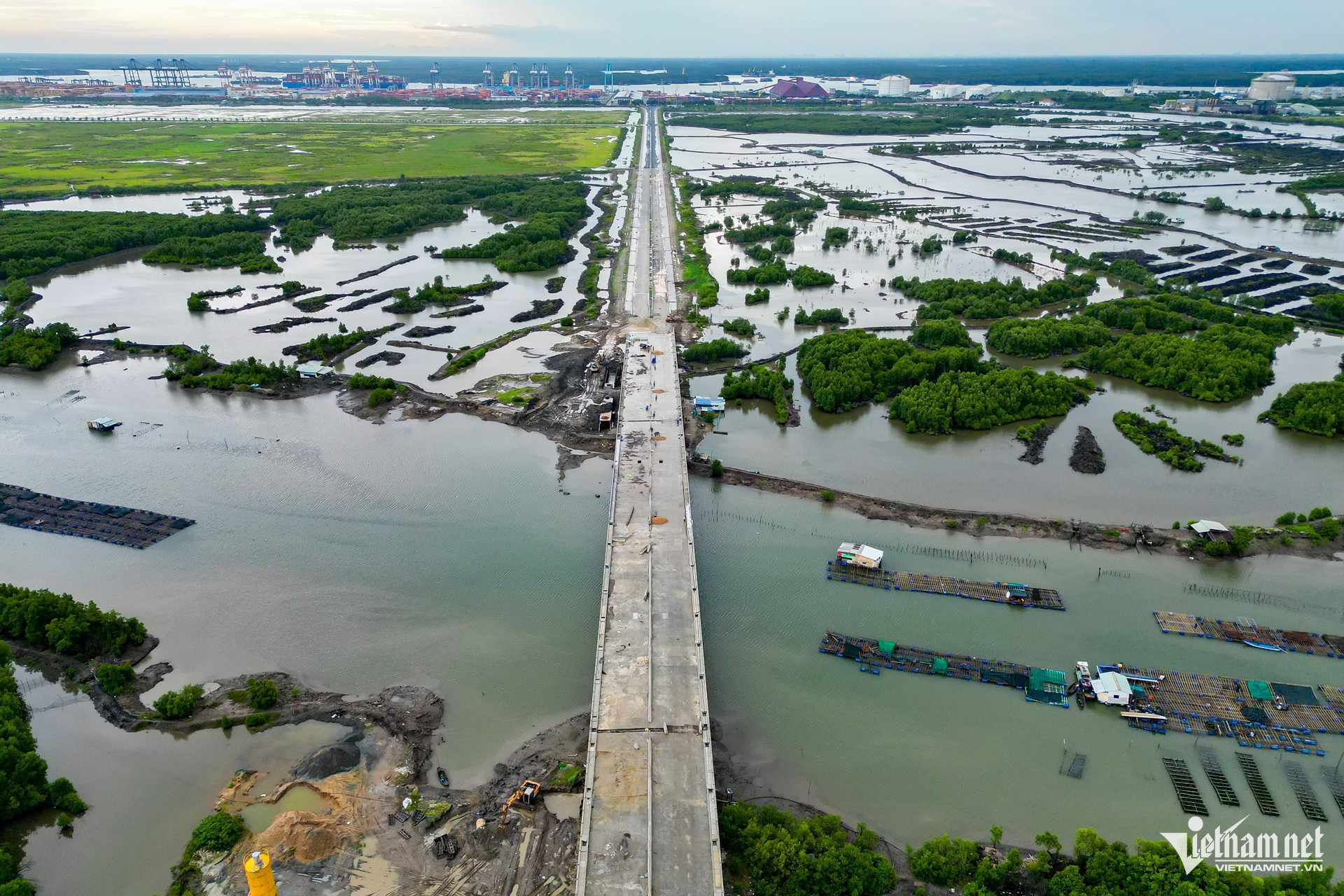 Chỉ vài tháng nữa, tuyến đường xuyên rừng ngập mặn, kết nối thẳng đến cụm cảng nước sâu lớn nhất Việt Nam sẽ về đích- Ảnh 1. Chỉ vài tháng nữa, tuyến đường xuyên rừng ngập mặn, kết nối thẳng đến cụm cảng nước sâu lớn nhất Việt Nam sẽ về đích- Ảnh 1.