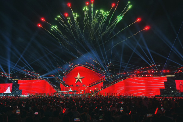 Chảo lửa” V-Concert: Biển người 2,5 vạn khán giả khuấy đảo Trung tâm triển lãm Top 10 thế giới