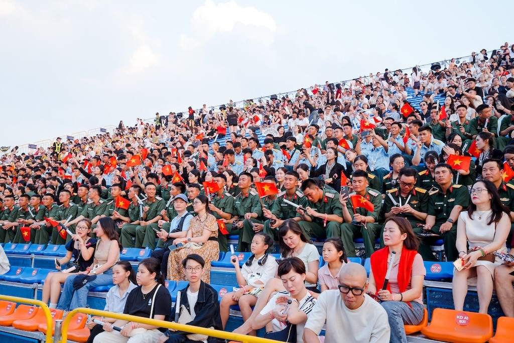 Chảo lửa” V-Concert: Biển người 2,5 vạn khán giả khuấy đảo Trung tâm triển lãm Top 10 thế giới