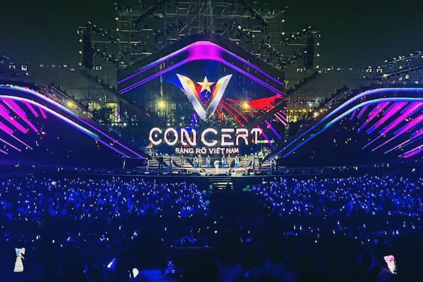 Chảo lửa” V Concert: Biển người 2,5 vạn khán giả khuấy đảo Trung tâm triển lãm Top 10 thế giới