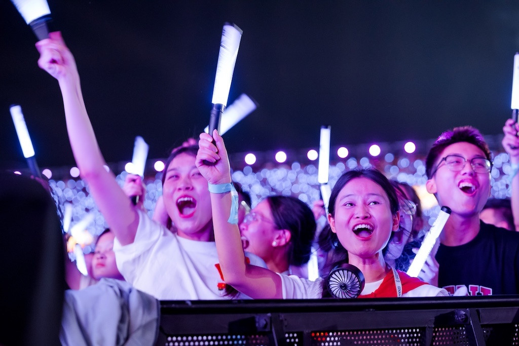 Chảo lửa” V Concert: Biển người 2,5 vạn khán giả khuấy đảo Trung tâm triển lãm Top 10 thế giới