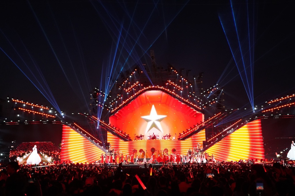 Chảo lửa” V Concert: Biển người 2,5 vạn khán giả khuấy đảo Trung tâm triển lãm Top 10 thế giới