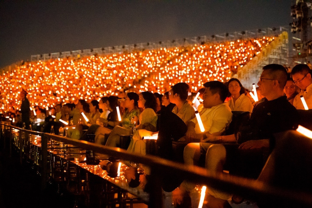 Chảo lửa” V Concert: Biển người 2,5 vạn khán giả khuấy đảo Trung tâm triển lãm Top 10 thế giới