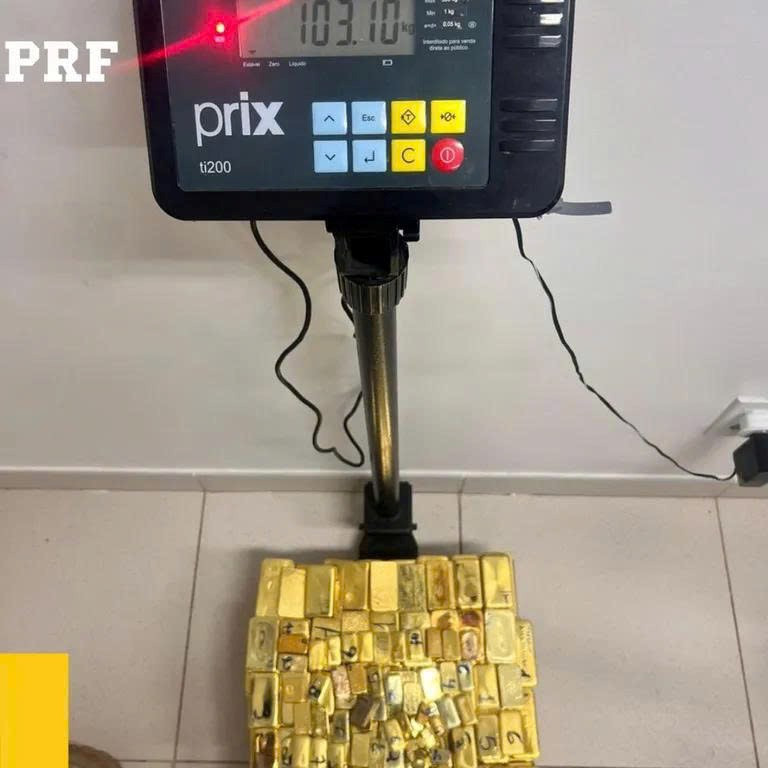 Khám xét chiếc xe ô tô dừng đèn đỏ, tịch thu 100 thỏi vàng nguyên khối trị giá gần 300 tỷ đồng - ảnh 3