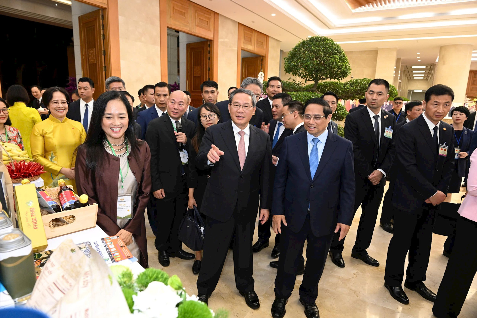 a-nguyen-thi-tra-my-tong-giam-doc-tap-doan-pan-don-tiep-thu-tuong-pham-minh-chinh-va-thu-tuong-trung-quoc-ly-cuong-tai-gian-hang.jpg