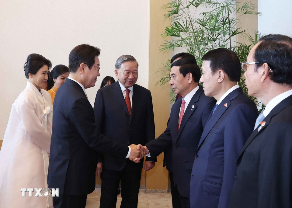 Tổng thống Hàn Quốc chủ trì Lễ đón trọng thể Tổng Bí thư Tô Lâm và Phu nhân- Ảnh 5. Tổng thống Hàn Quốc chủ trì Lễ đón trọng thể Tổng Bí thư Tô Lâm và Phu nhân- Ảnh 5.