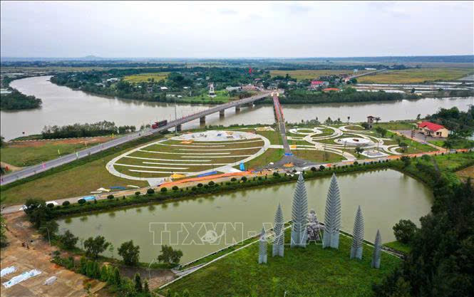 Cụm di tích lịch sử quốc gia đặc biệt đôi bờ Hiền Lương - Bến Hải (nhìn từ hướng Nam - Bắc). Ảnh: TTXVN 20416.jpg
