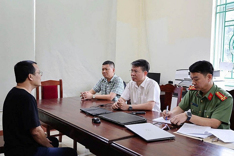 Thiếu tướng Nguyễn Minh Tuấn (ngồi giữa) trực tiếp xét hỏi các đối tượng trong vụ án.