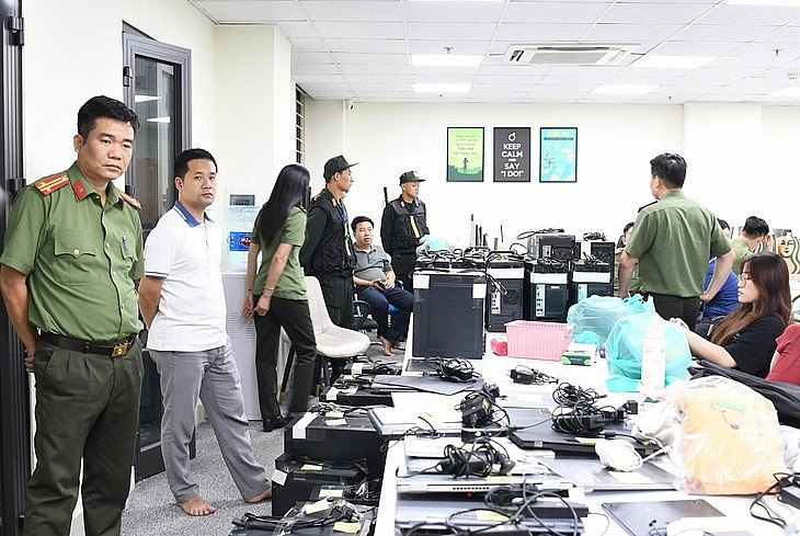 Cơ quan An ninh điều tra thu giữ điện thoại, laptop, máy tính cây,… phục vụ công tác điều tra vụ án - Ảnh: Công an tỉnh Phú Thọ