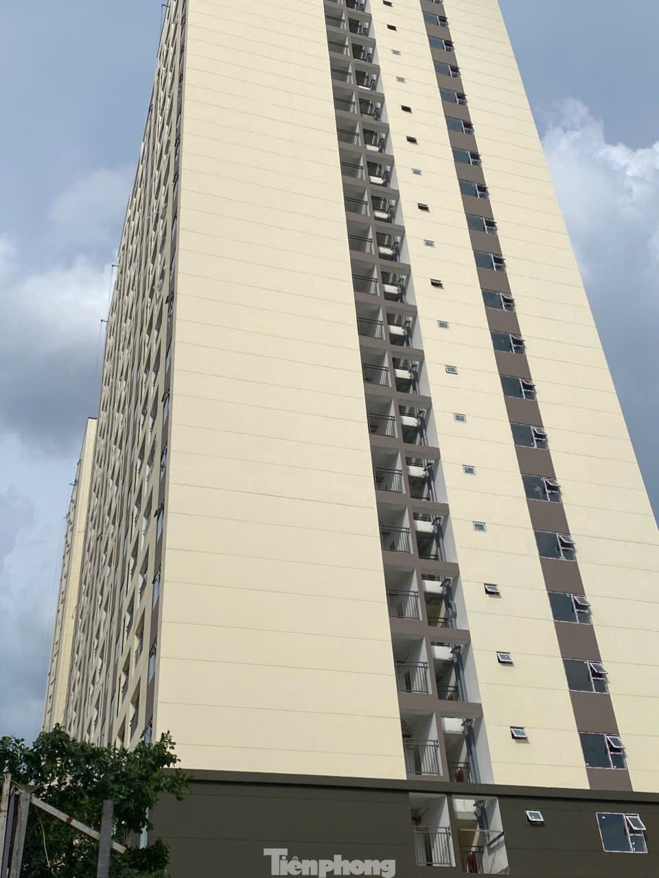 Hiện tại, theo quan sát của PV Tiền Phong, dự án đã cơ bản xong phần thô bên ngoài. tp-14.jpg