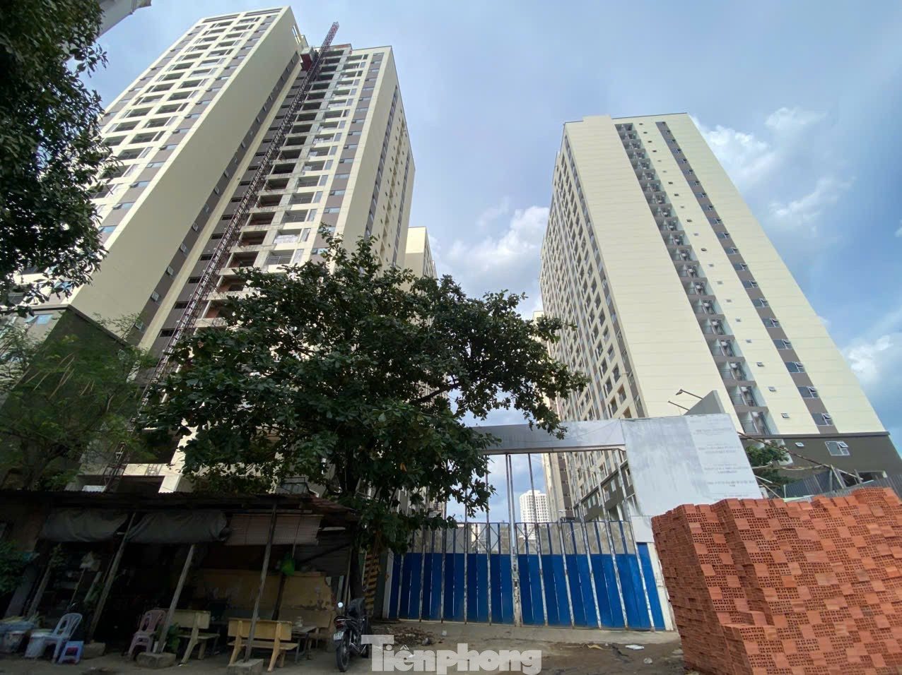 Tuy nhiên, thời điểm PV Tiền Phong đến dự án, không thấy bóng dáng công nhân thi công trên công trường xây dựng dự án nhà ở xã hội Lý Thường Kiệt. tp-16.jpg