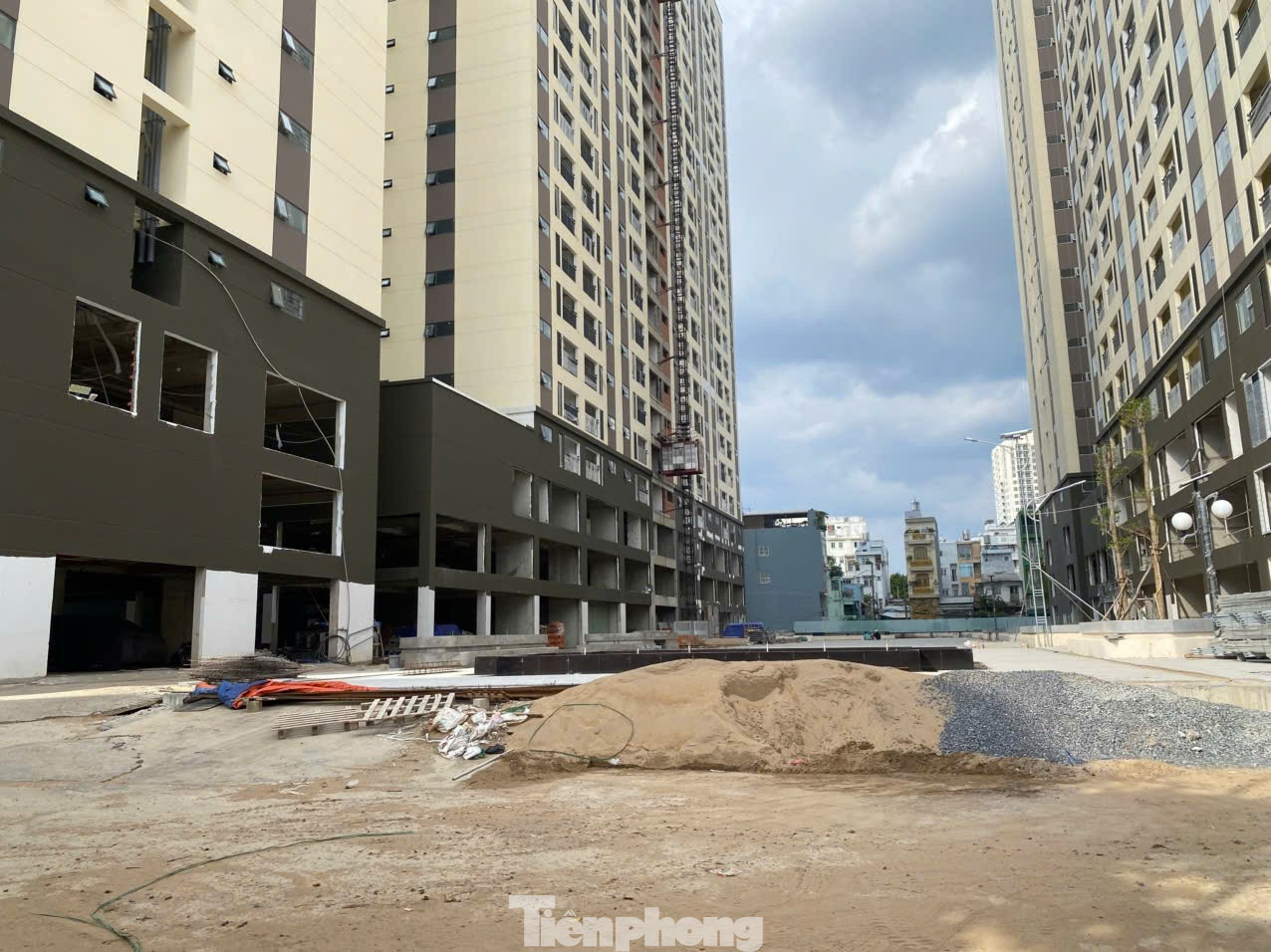 UBND TPHCM yêu cầu chủ đầu tư dự án nhà ở xã hội Lý Thường Kiệt là Công ty CP Đức Mạnh phải triển khai dự án đúng tiến độ, không được bán, chuyển nhượng căn hộ cho tổ chức, cá nhân nước ngoài. Đồng thời, không được phép cho tổ chức, cá nhân nước ngoài sở hữu nhà ở theo nội dung cam kết. Thực hiện dự án nâng cấp mở rộng hẻm 334 Lý Thường Kiệt theo đúng tiến độ quy định... tp-6.jpg