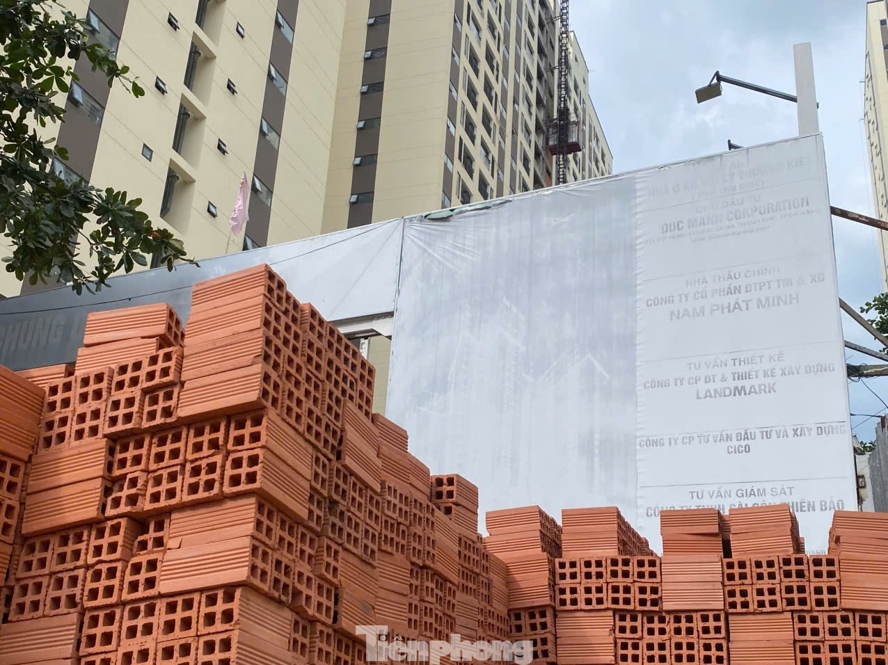 Dự án sở hữu vị trí khá đắc địa, nằm ngay mặt tiền đường lớn, tiện ích xung quanh đầy đủ, bao gồm cả bệnh viện, khu thể thao, trường đại học… tp-15.jpg