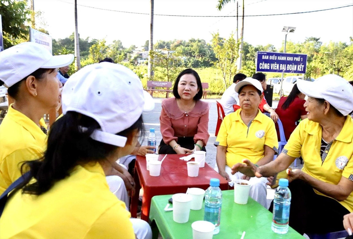Lãnh đạo phường Thủ Dầu Một trao đổi với người dân. Ảnh: H.CHI 5b.jpg