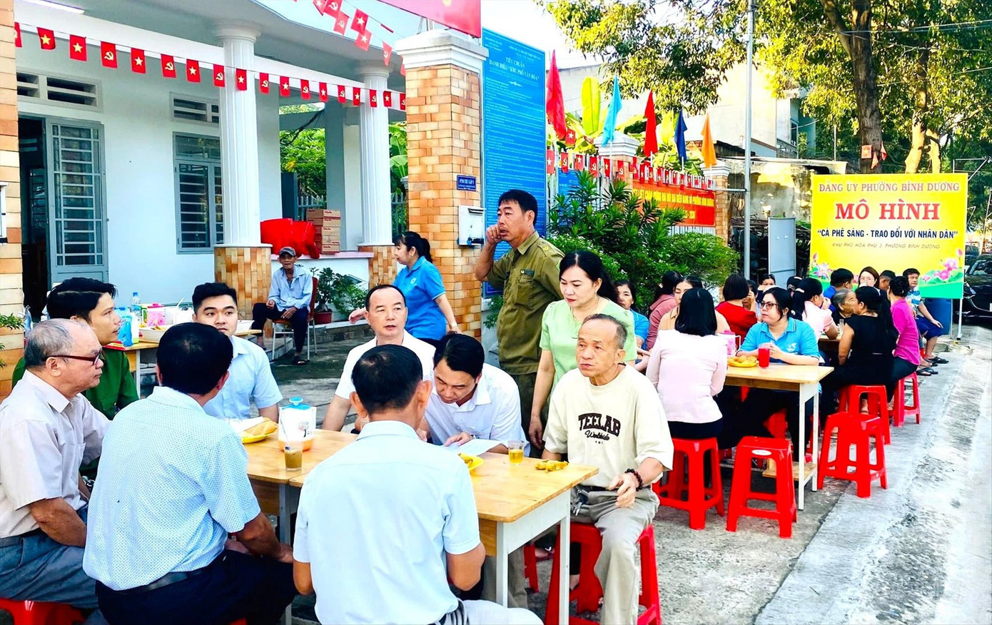 Một điểm cà phê sáng tại phường Bình Dương, TPHCM. Ảnh: H.CHI 5a.jpg