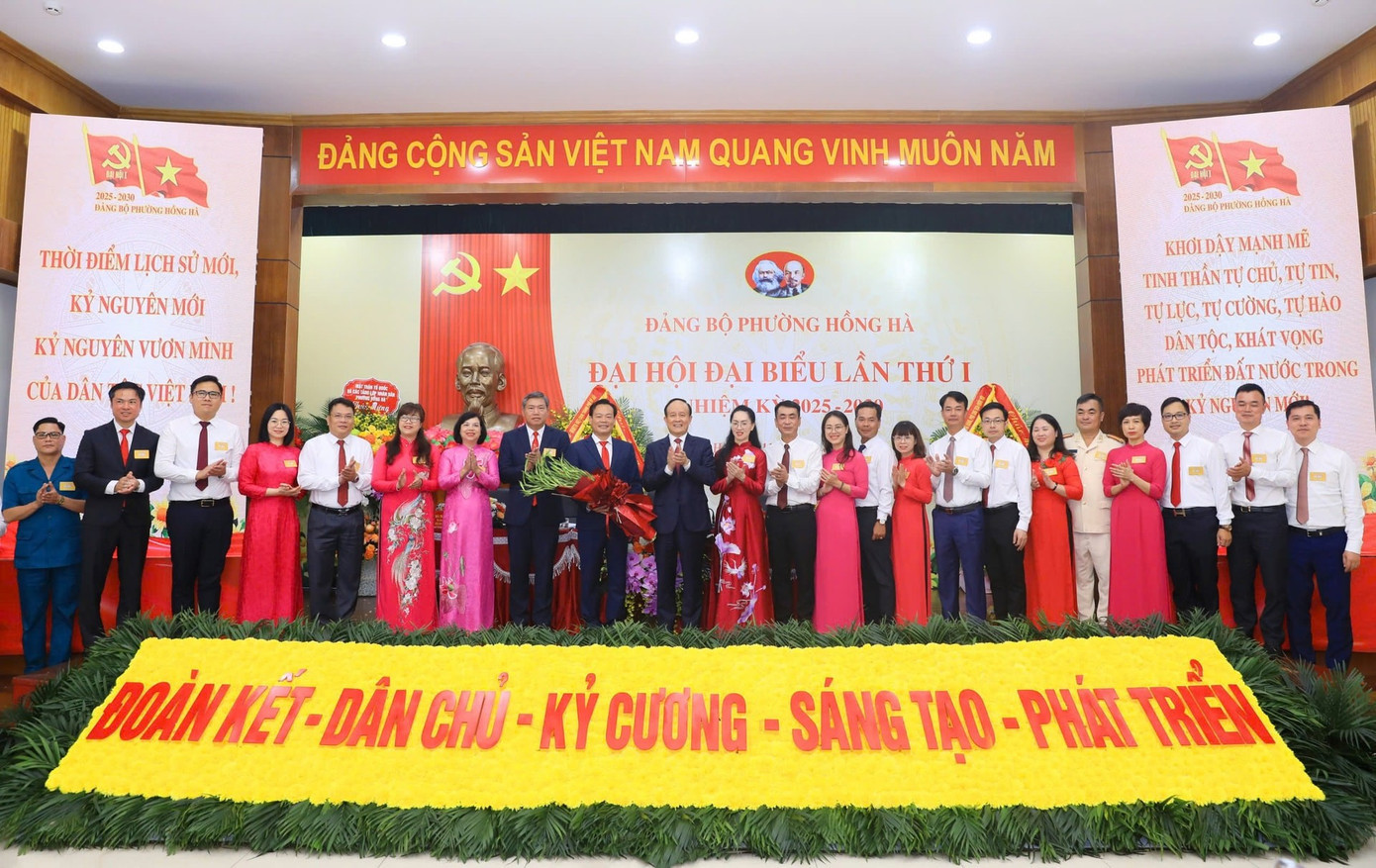 Ban Chấp hành Đảng bộ phường Hồng Hà nhiệm kỳ mới ra mắt tại đại hội. hh-a-tuan-chuc-mung-bch-1.jpg