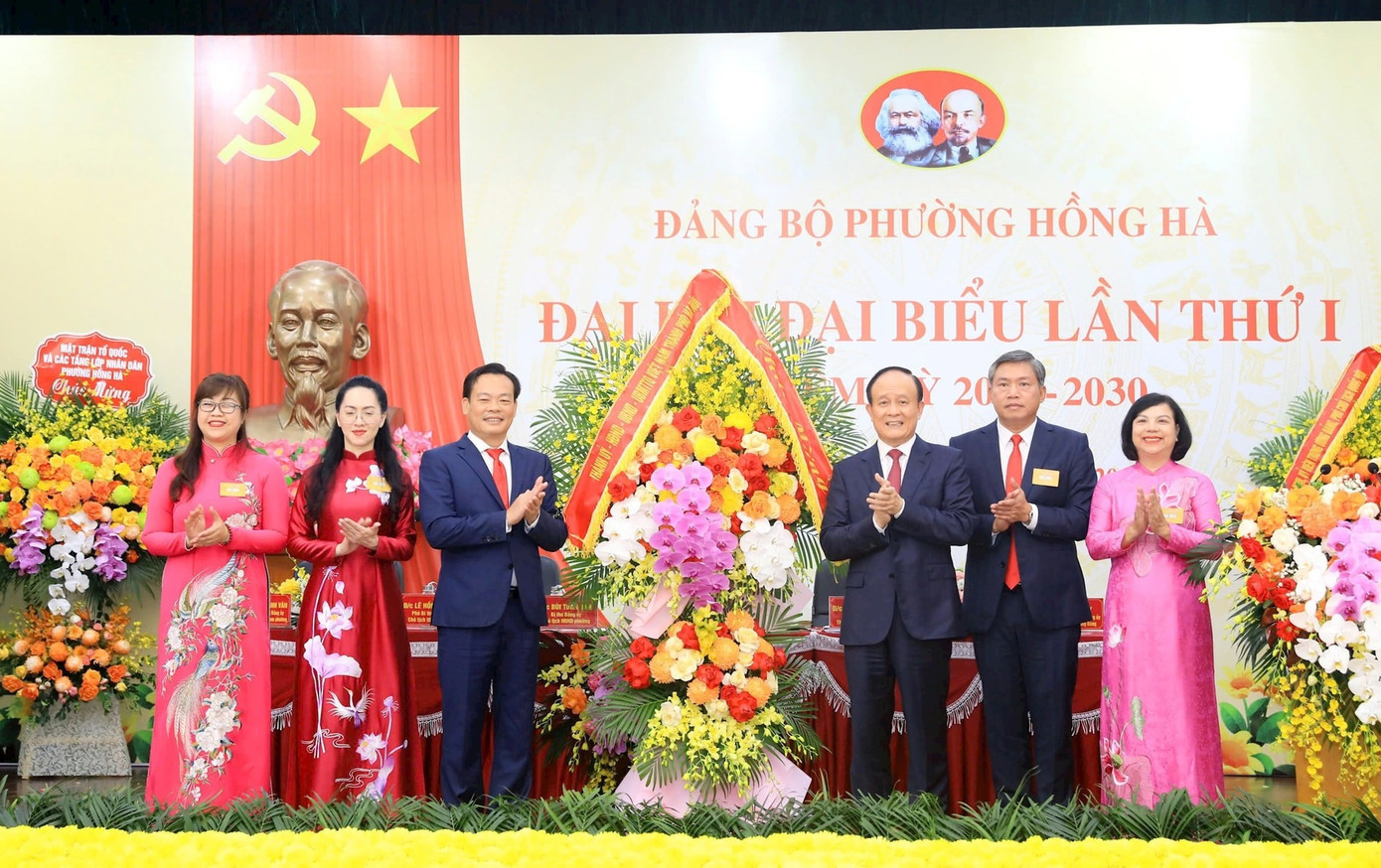 Phó Bí thư Thành ủy, Chủ tịch HĐND thành phố Nguyễn Ngọc Tuấn tặng hoa, chúc mừng đại hội. hh-a-tuan-tang-hoa.jpg