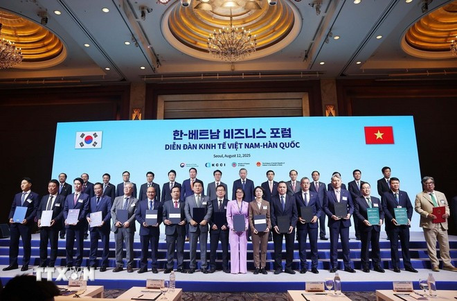 Tổng Bí thư Tô Lâm và Thủ tướng Hàn Quốc Kim Min Seok chứng kiến lễ trao các văn kiện hợp tác Việt Nam - Hàn Quốc. Ảnh: TTXVN thoa-thuan.jpg
